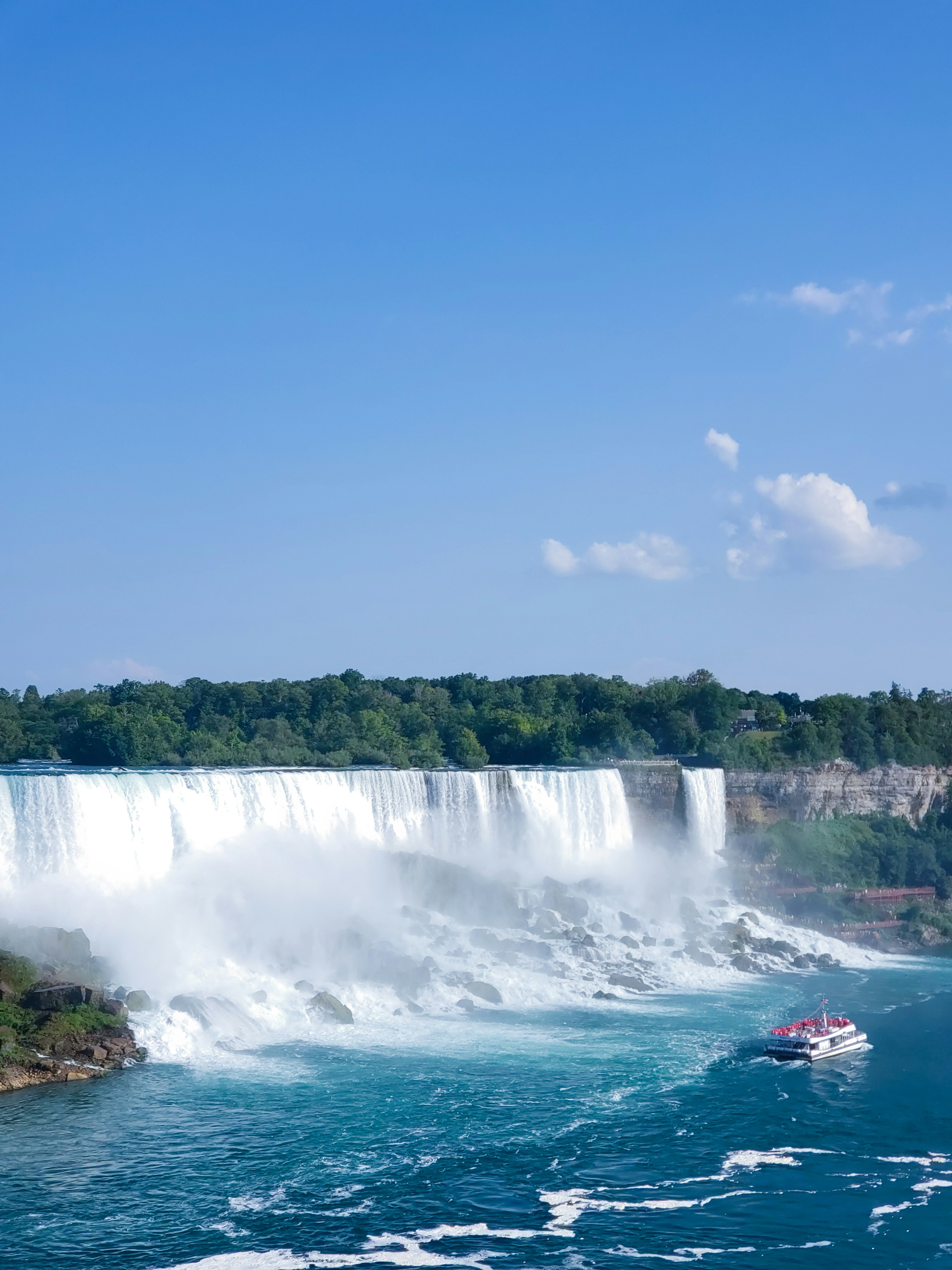 Un bateau dans l’eau près d’une cascade photo Photo Canada Gratuite