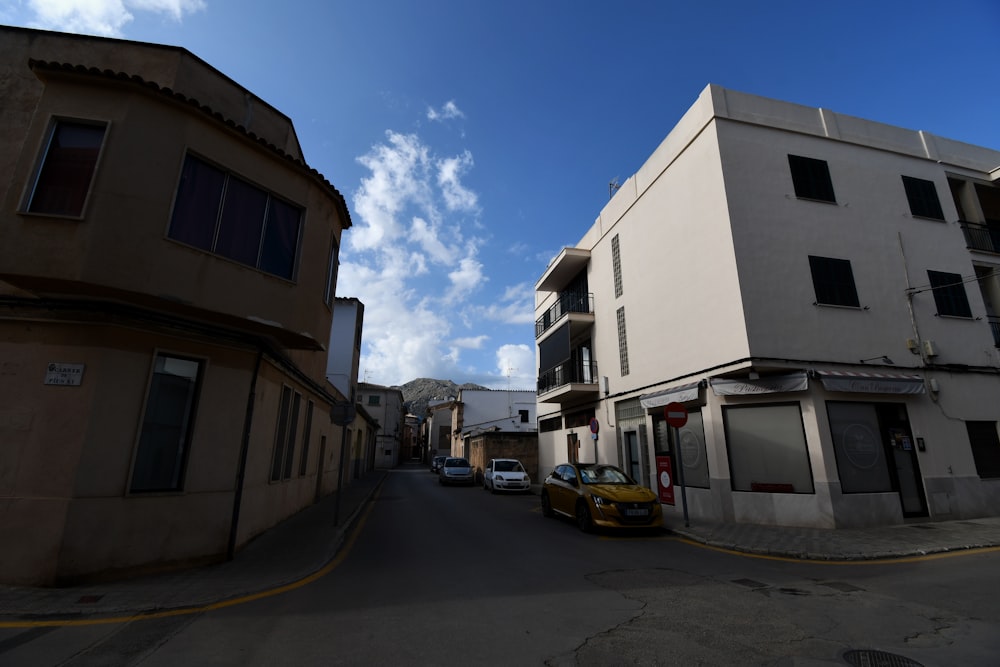 una calle con coches aparcados a un lado de ella