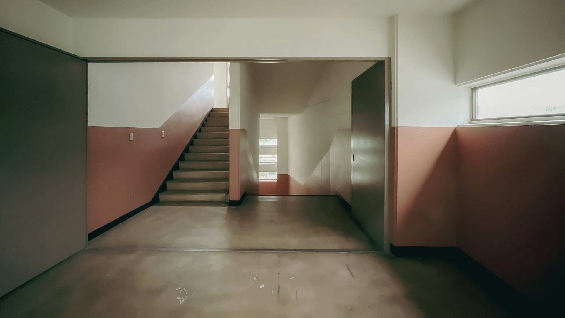 gray computer monitor