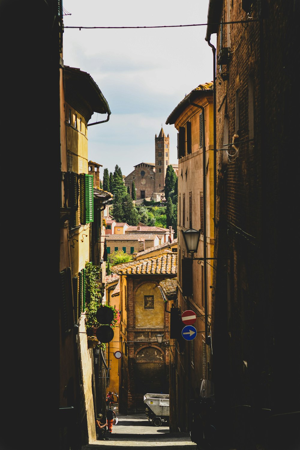 a narrow alley way with buildings in the background