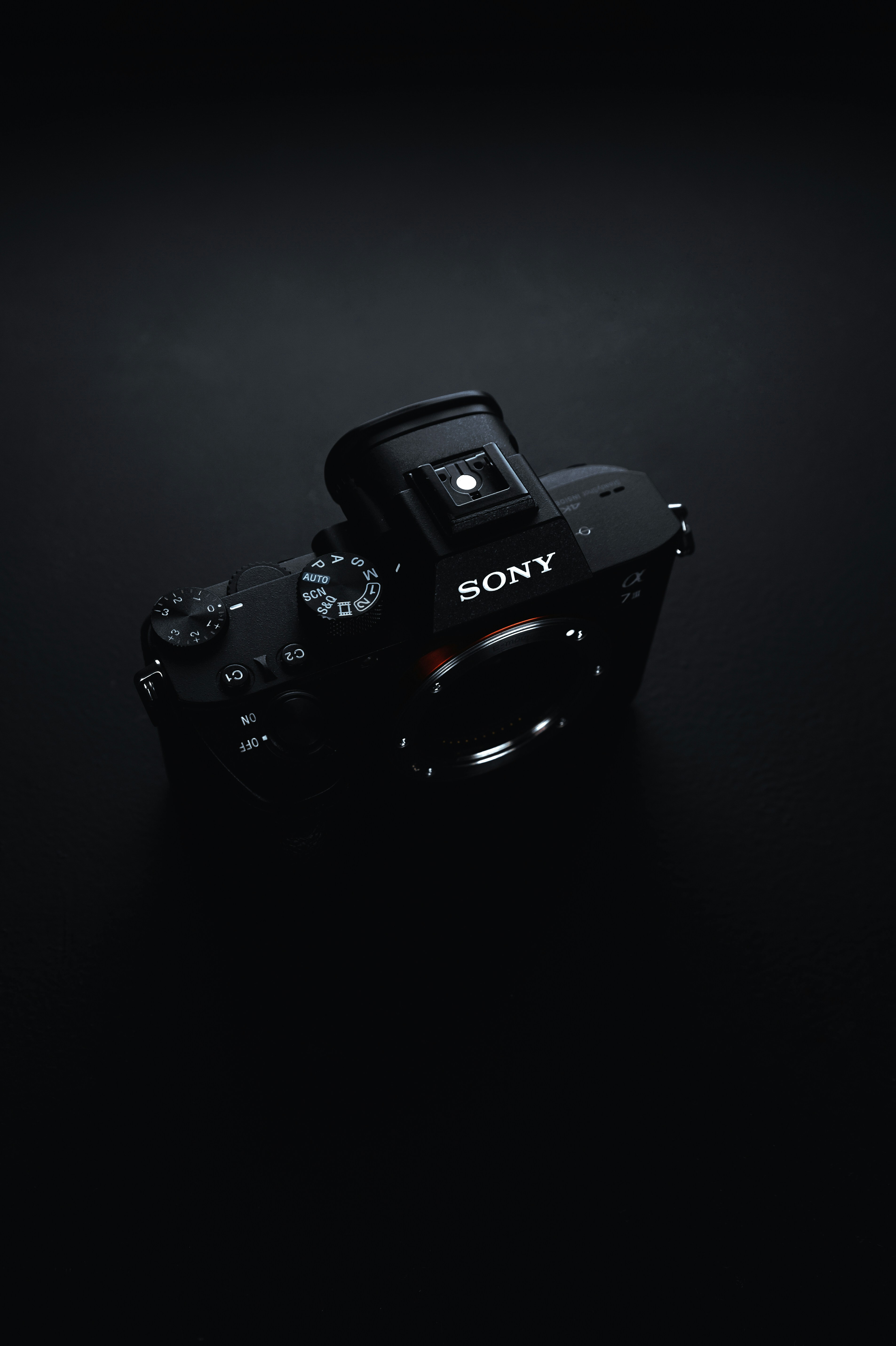 Eine Sony-Kamera sitzt auf einem Tisch