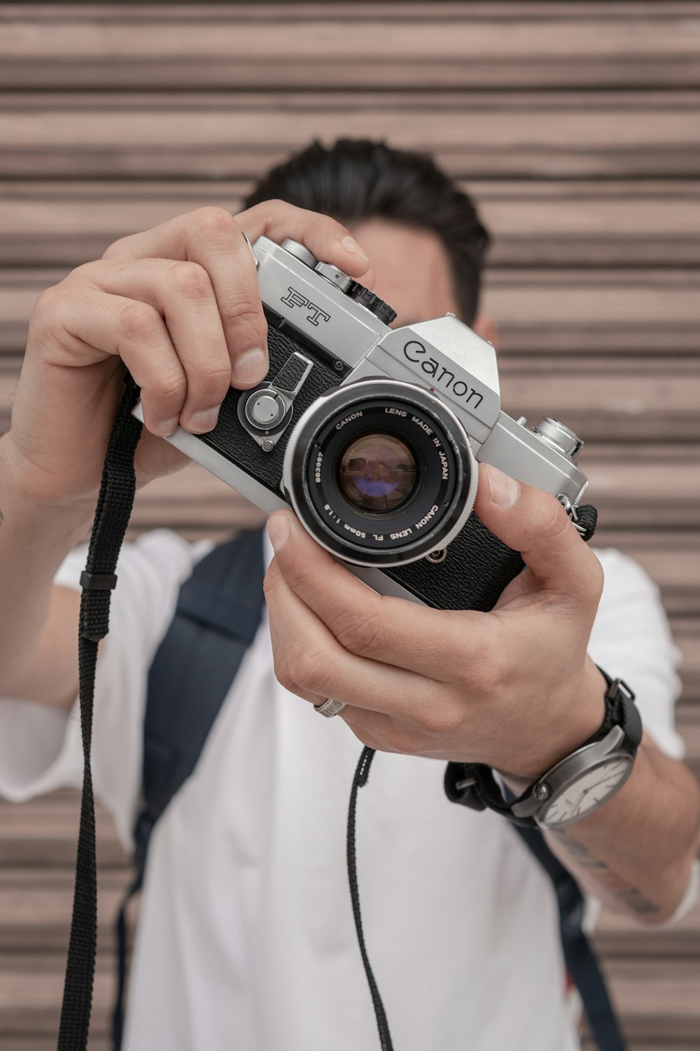 Un hombre tomando una foto con una cámara