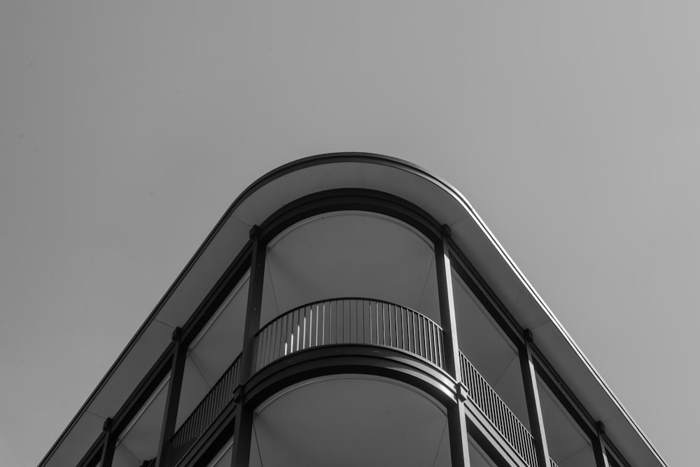 Una foto en blanco y negro de un edificio