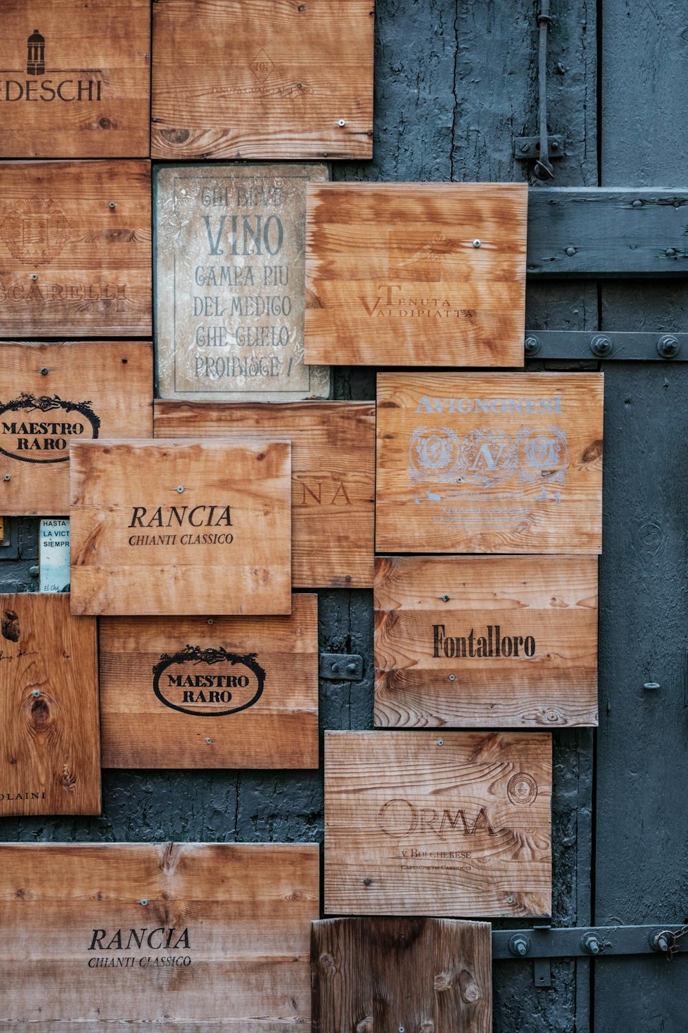 Un montón de cajas de madera apiladas una encima de la otra