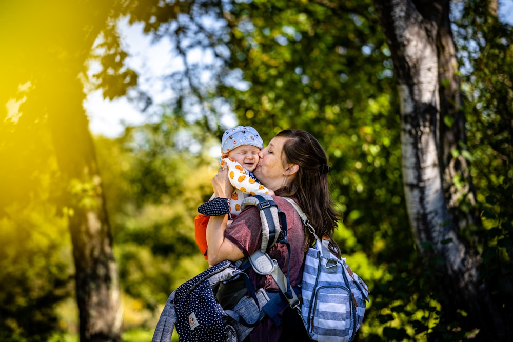 Eine Frau, die ein Baby im Arm hält