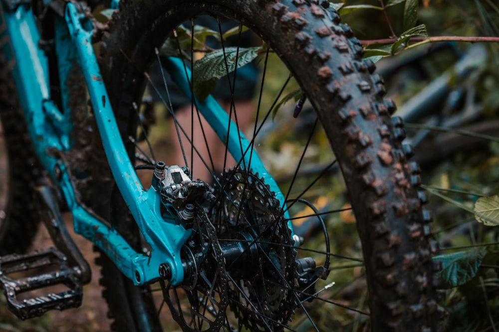 自転車のタイヤとチェーンのクローズアップ