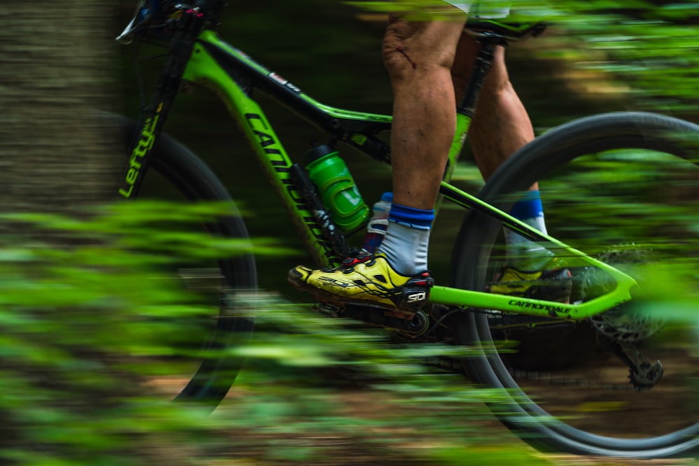 Una persona che va in bicicletta nel bosco