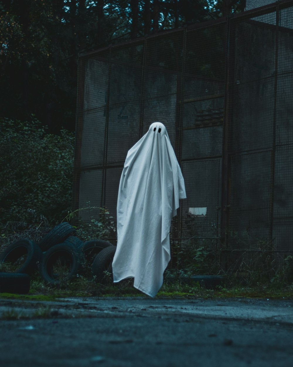 um fantasma branco em pé na frente de um edifício