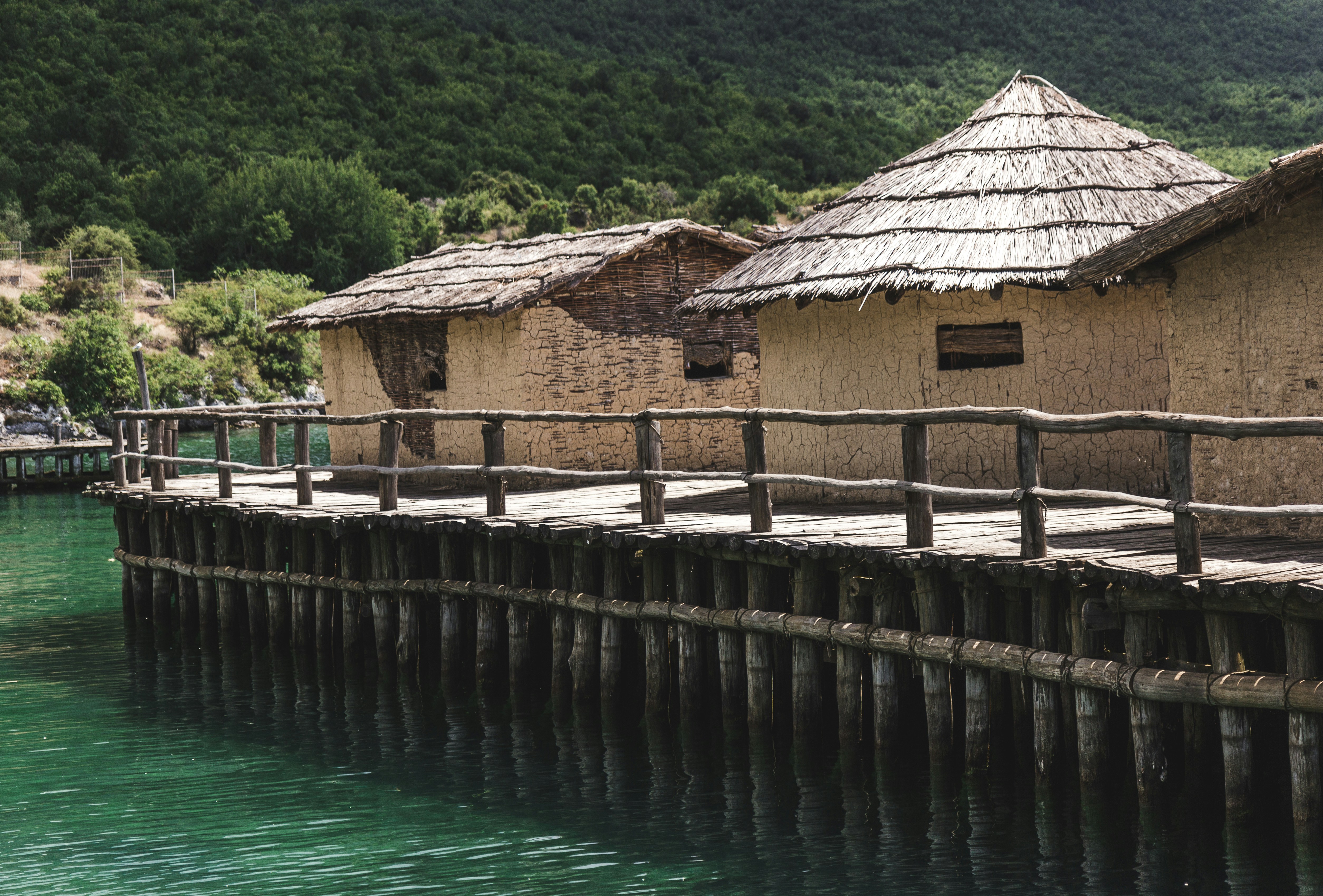 un muelle de madera con una cabaña en la parte superior
