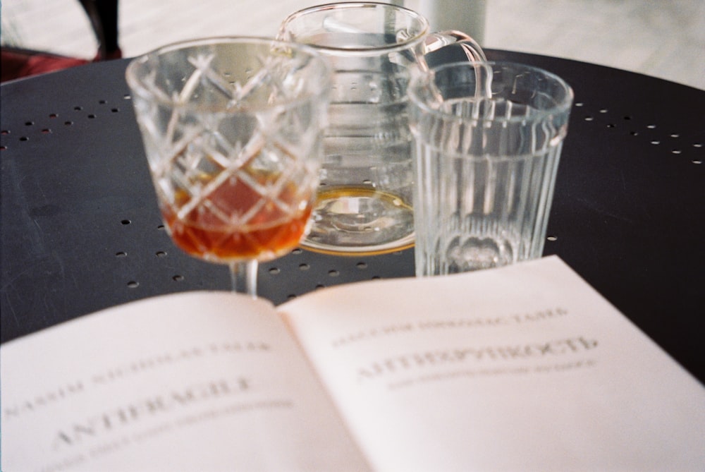 un bicchiere di vino e un libro su un tavolo