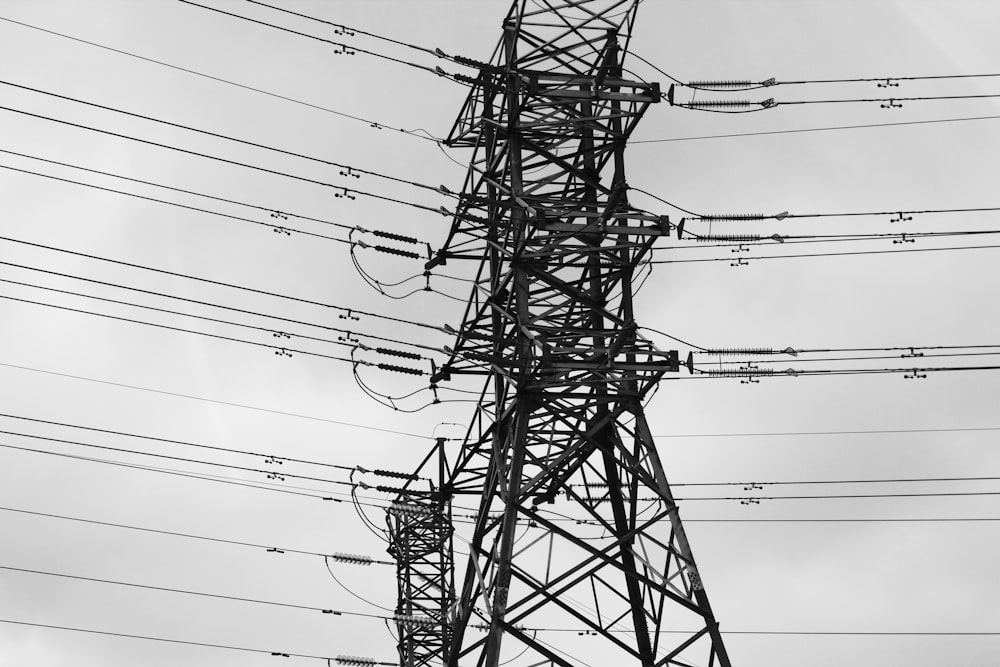 uma foto em preto e branco de linhas de energia