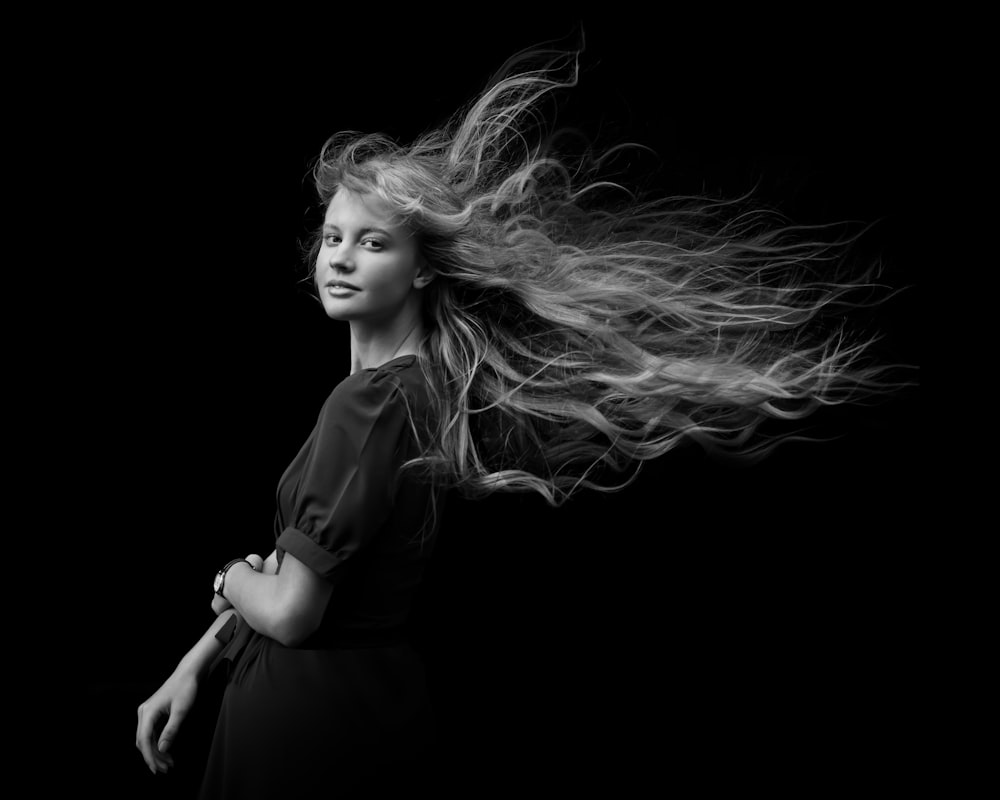Eine Frau, deren Haare im Wind wehen