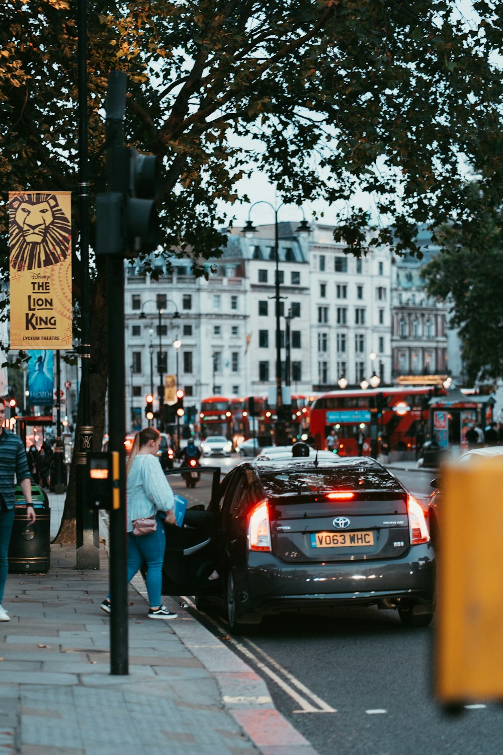 a busy city street filled with lots of traffic