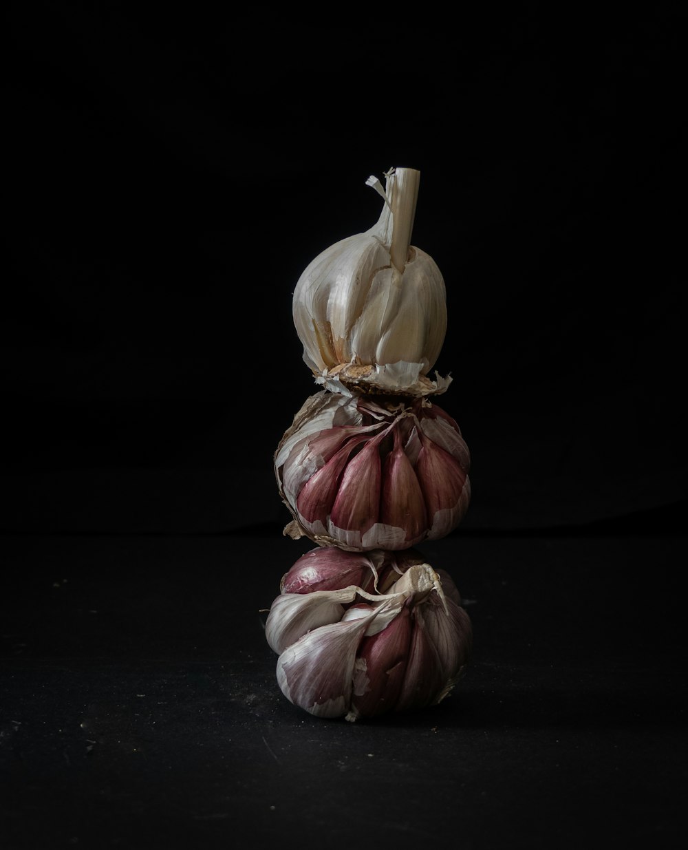 a bunch of garlic sitting on top of each other