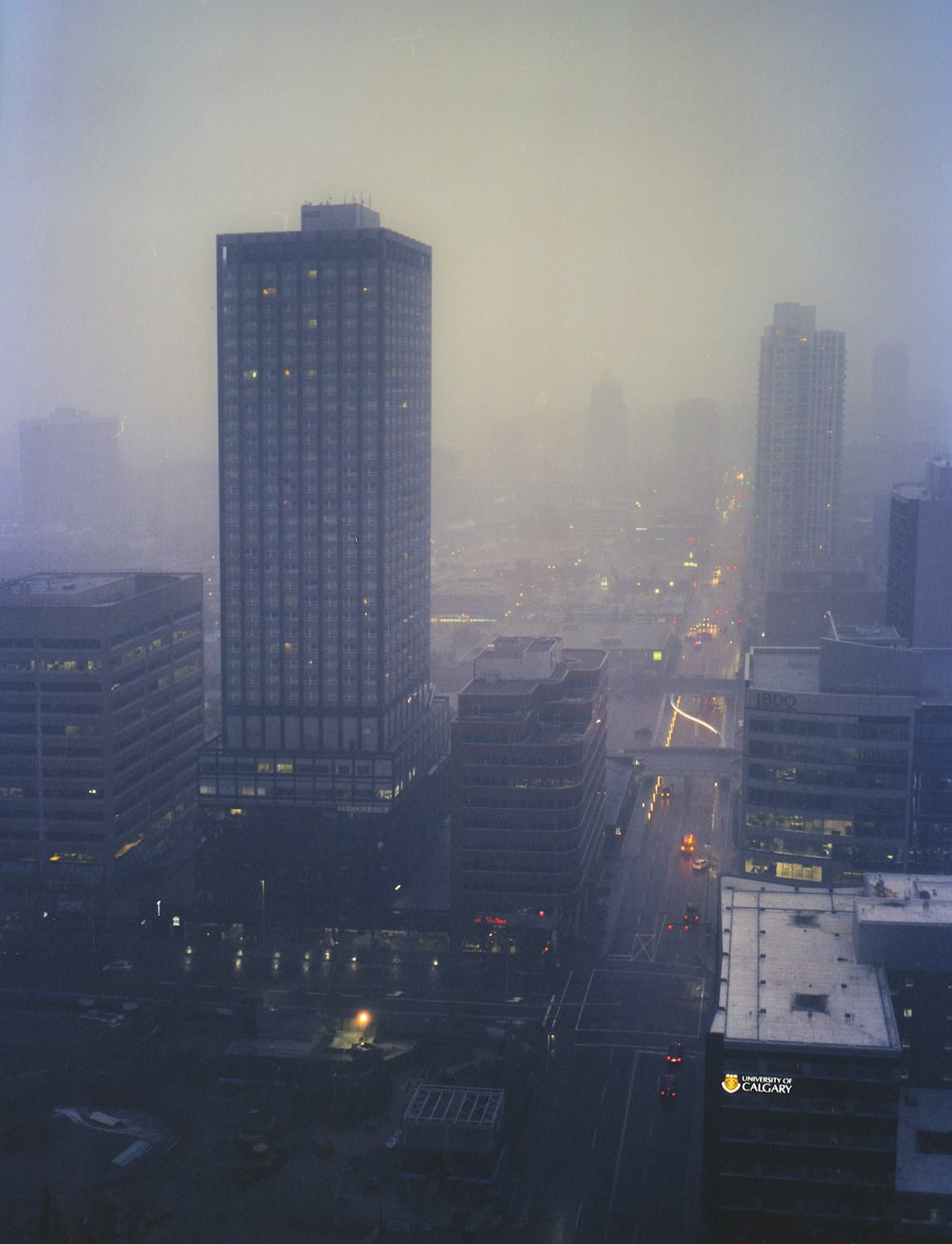 Blick auf eine Stadt mit hohen Gebäuden im Nebel