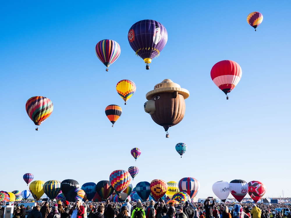 um monte de balões de ar quente voando no céu