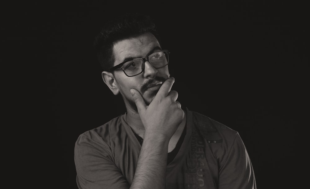 Una foto en blanco y negro de un hombre con gafas