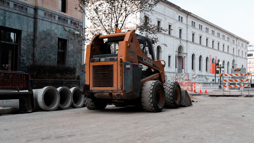 ein großes Baufahrzeug, das vor einem Gebäude geparkt ist