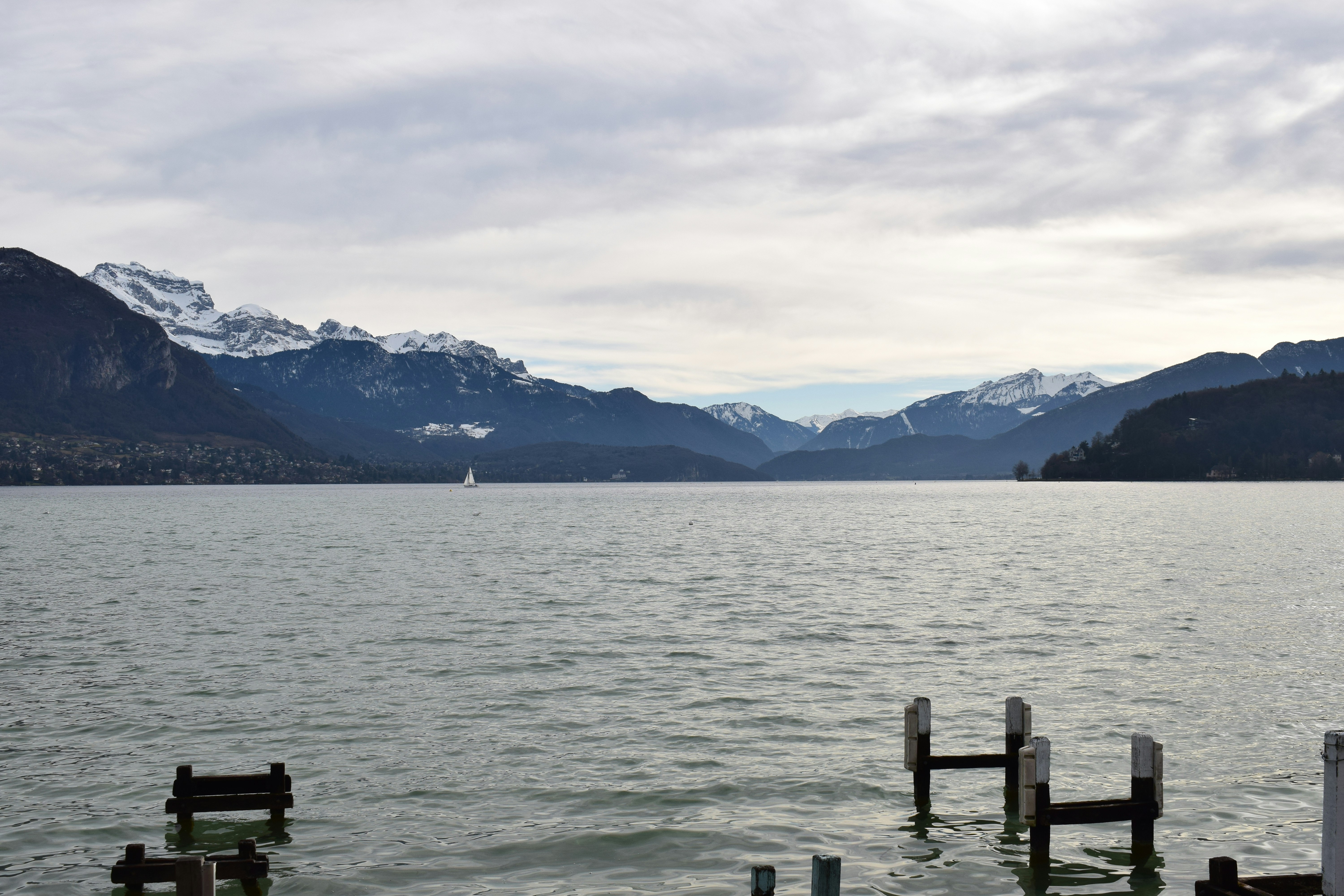 山を背景にした水域