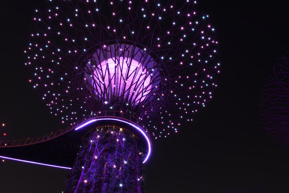 ein sehr hoher Turm mit vielen Lichtern darauf