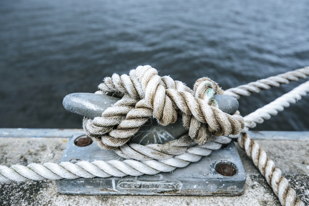 Un primer plano de una cuerda en un barco