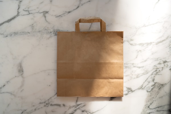 Papiertasche auf Steinoberfläche