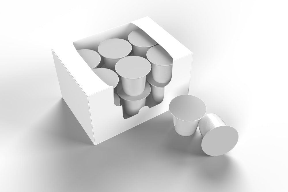 un groupe d’objets blancs assis à l’intérieur d’une boîte blanche