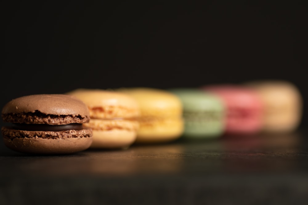 une rangée de macaronis au fromage et de macaronis au fromage