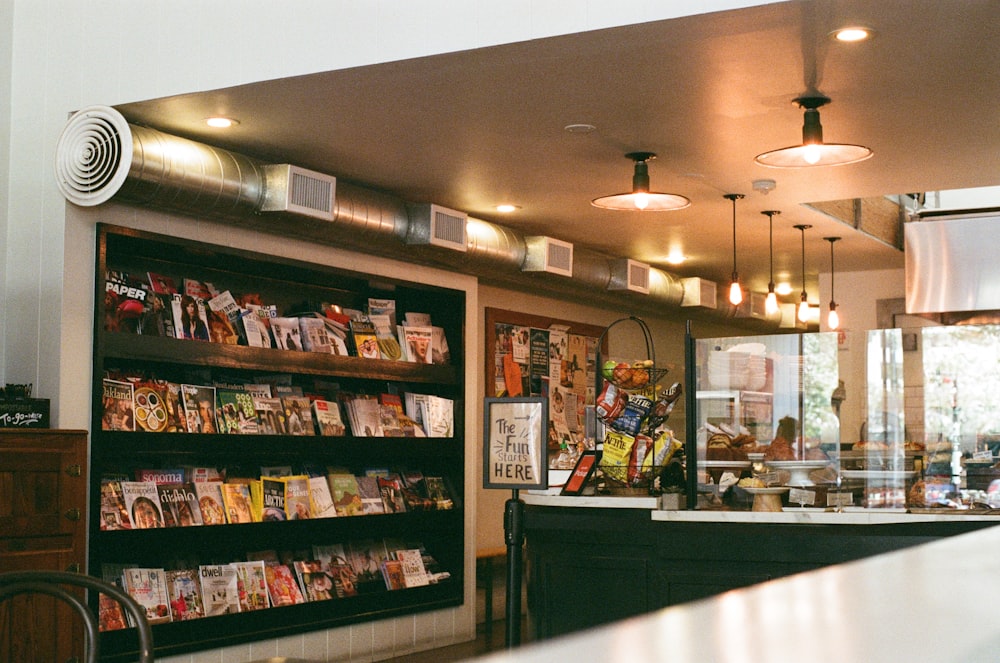 Un negozio pieno di molti libri e riviste