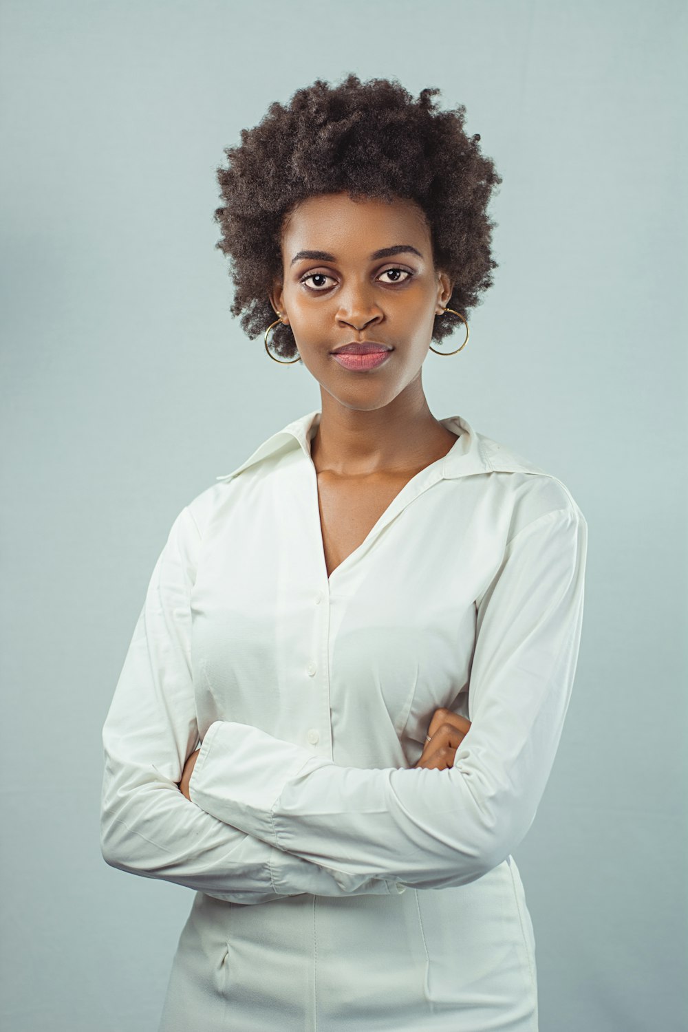 Una mujer con una camisa blanca posando para una foto