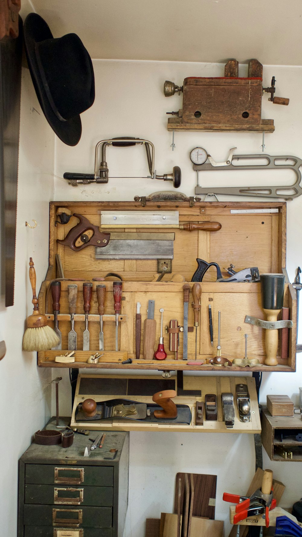 たくさんのツールでいっぱいの作業台