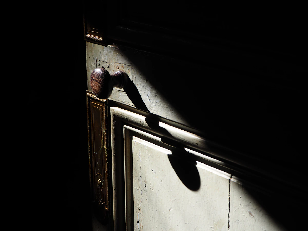 Bayangan gagang pintu pada daun pintu