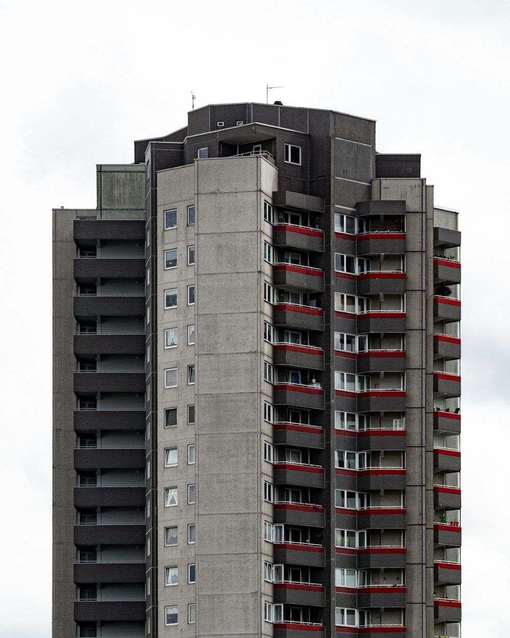 Un edificio alto con balcones y balcones en los balcones