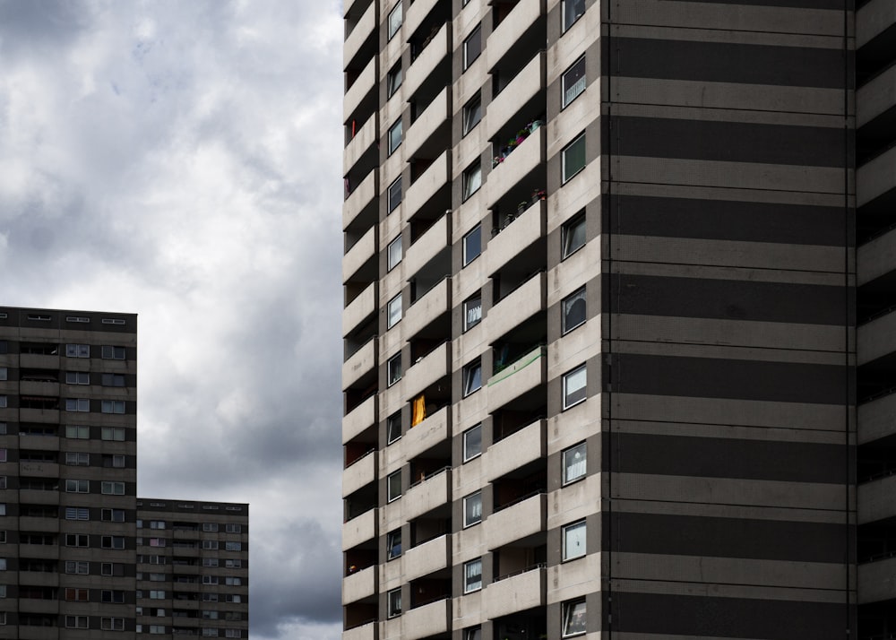 空の背景を持つ非常に高い建物