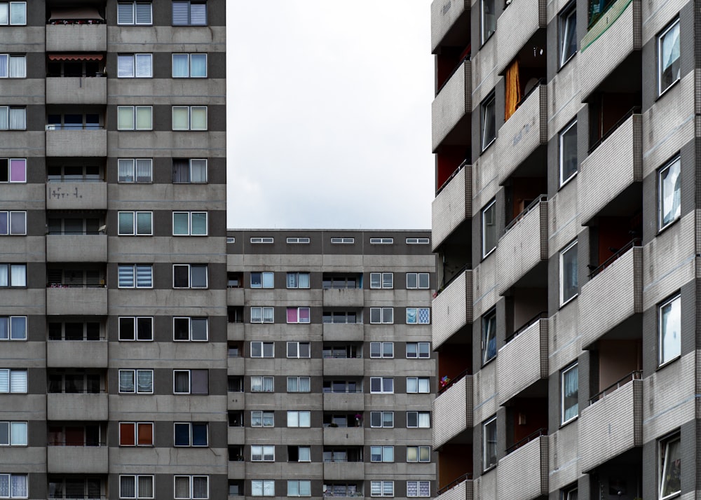 un par de edificios altos uno al lado del otro