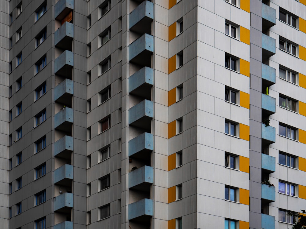 um edifício alto com muitas janelas e varandas