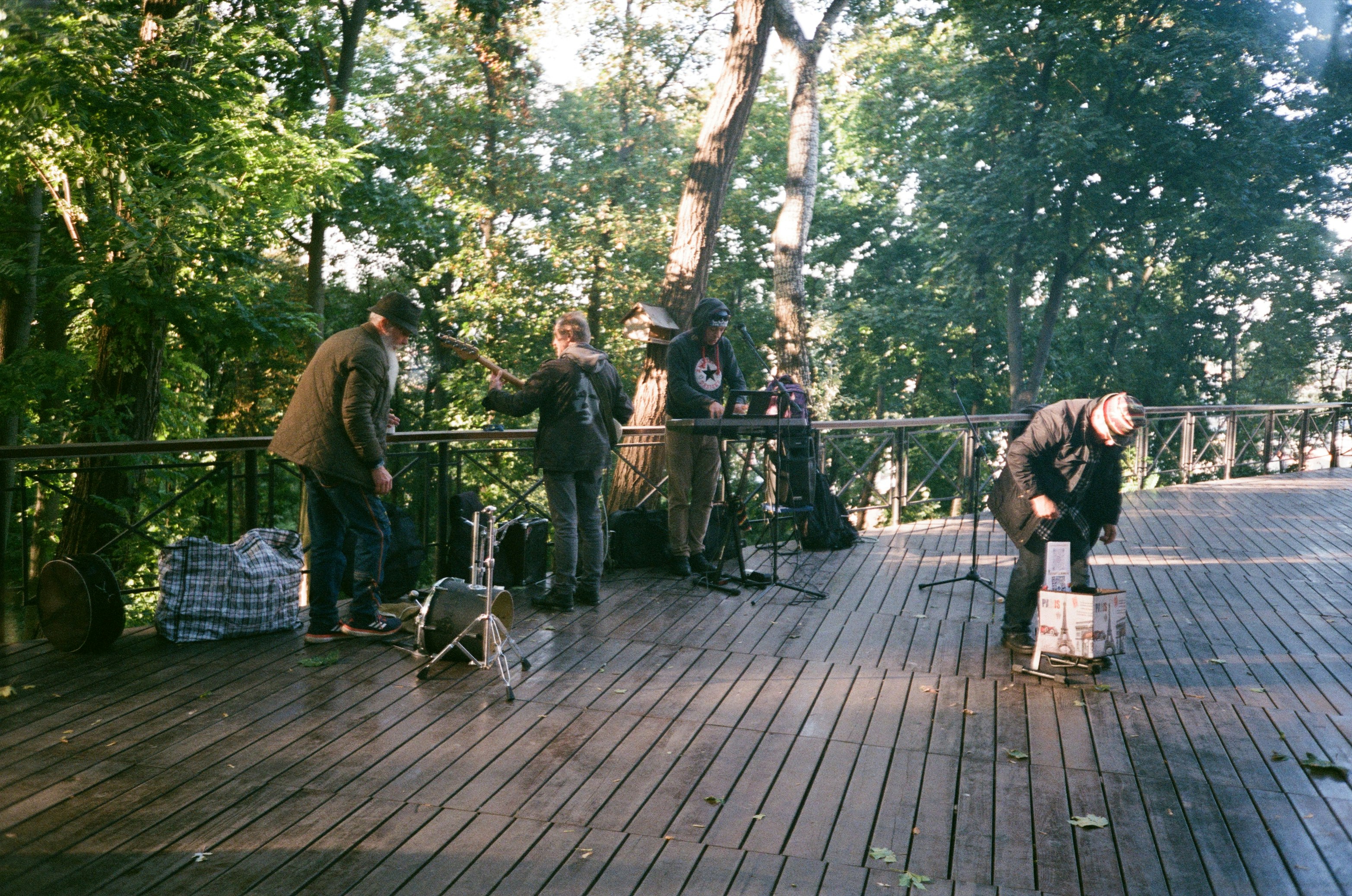 Un gruppo di persone in piedi sulla cima di un ponte di legno