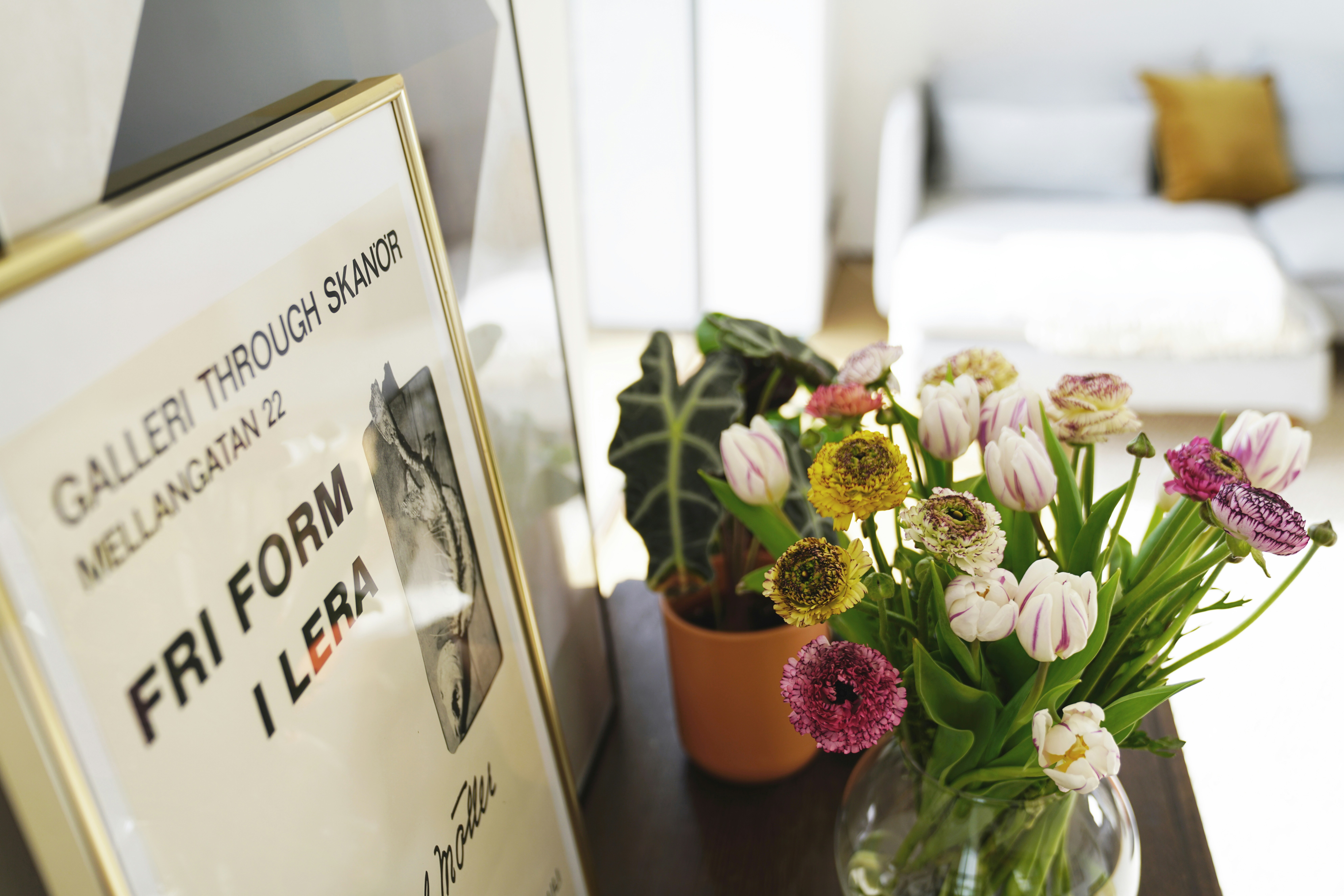 un vaso pieno di fiori seduto sopra un tavolo