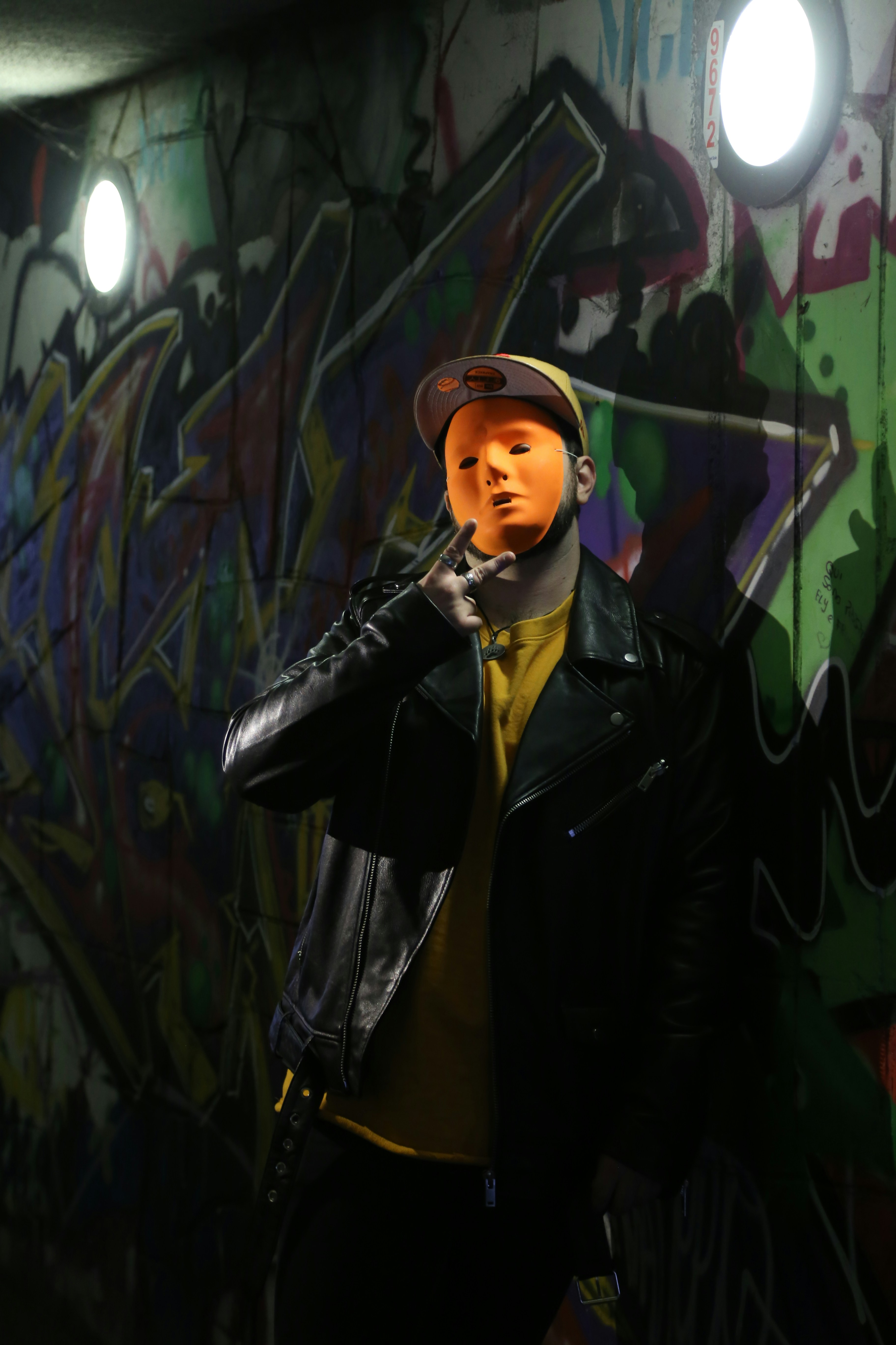 um manequim vestindo uma jaqueta de couro e chapéu