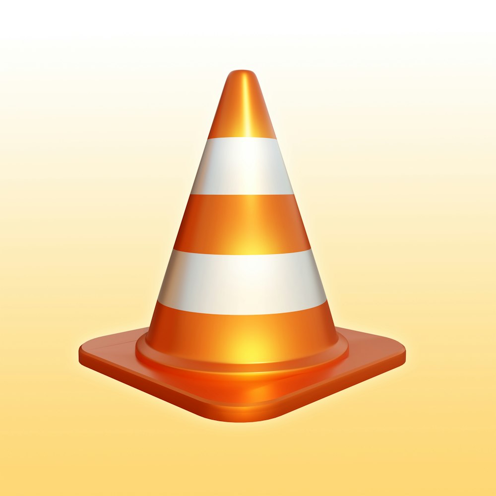 um cone de tráfego laranja e branco em um fundo amarelo