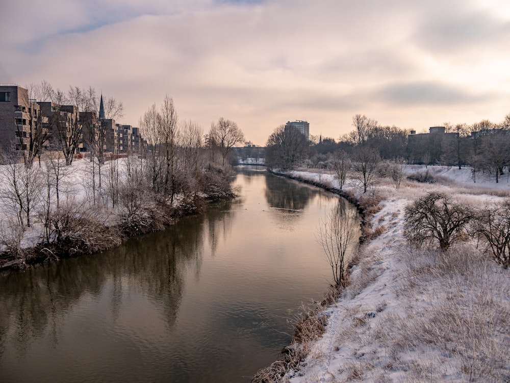 Un río que atraviesa un parque cubierto de nieve