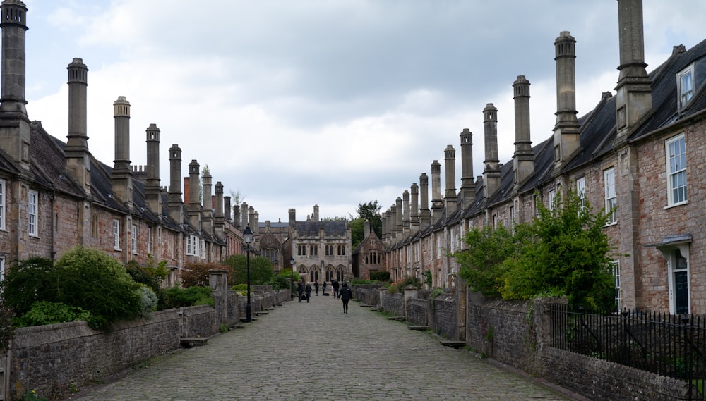uma rua de paralelepípedos alinhada com edifícios de pedra