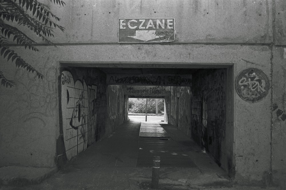 Una foto in bianco e nero di un tunnel