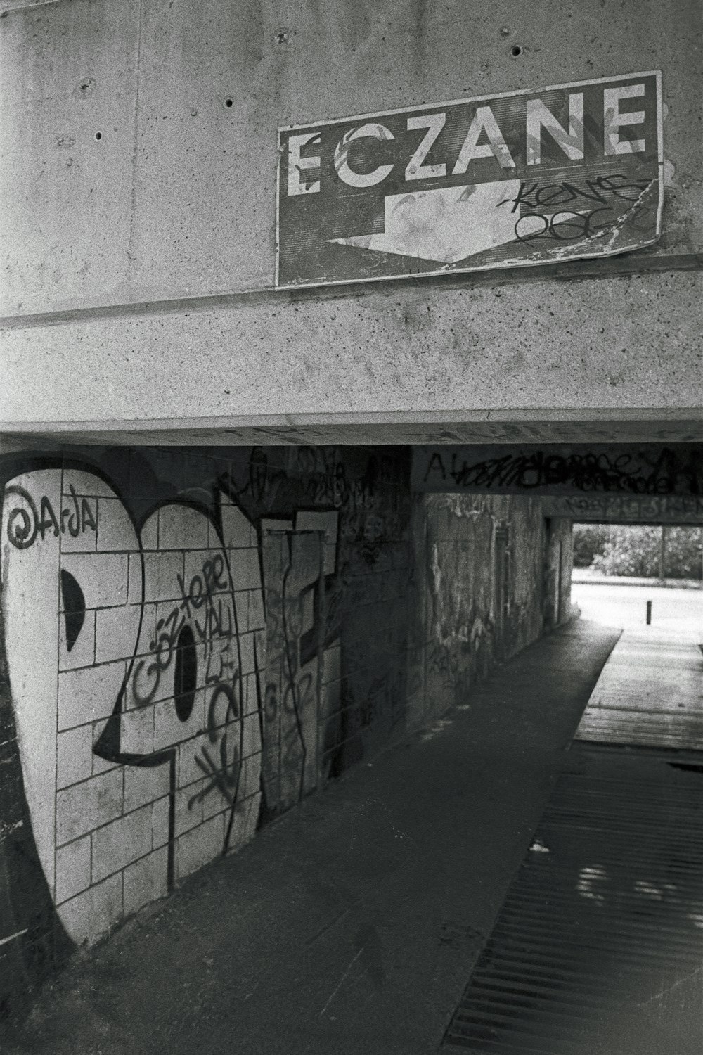 Una foto in bianco e nero di graffiti su un muro