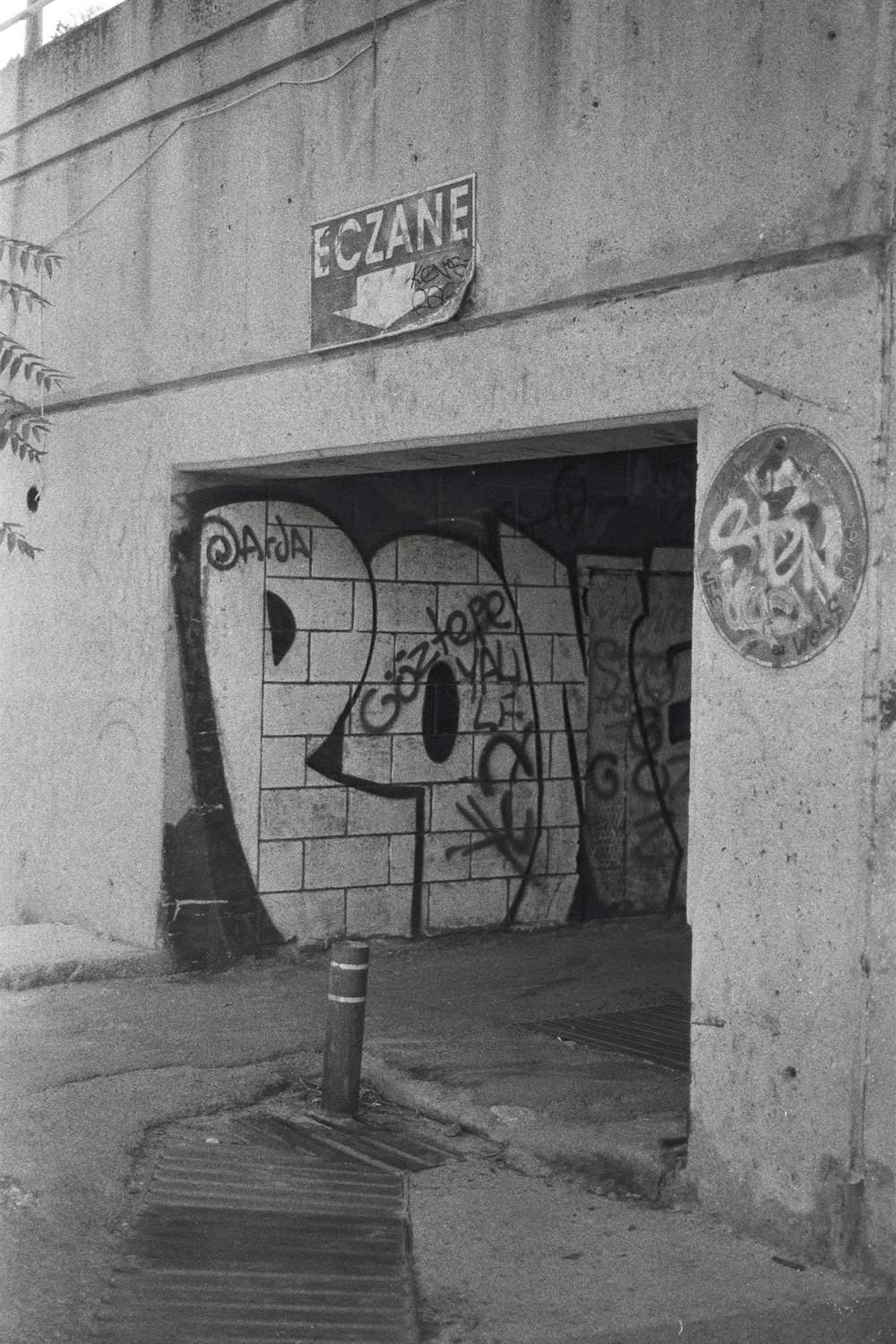 uma foto em preto e branco de grafite em um prédio
