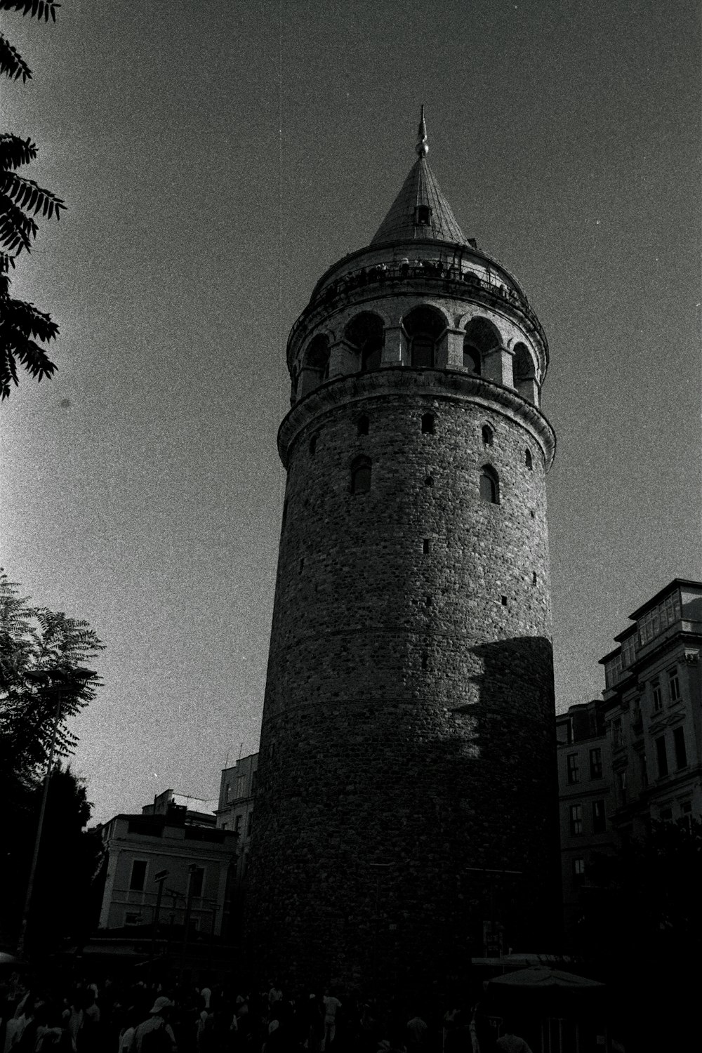 Una foto in bianco e nero di un'alta torre