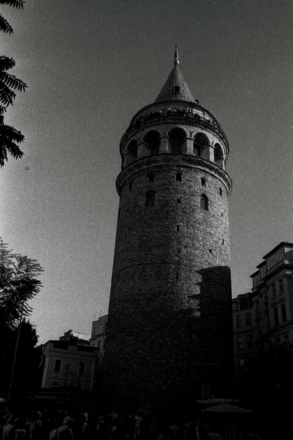 Une photo en noir et blanc d’une haute tour