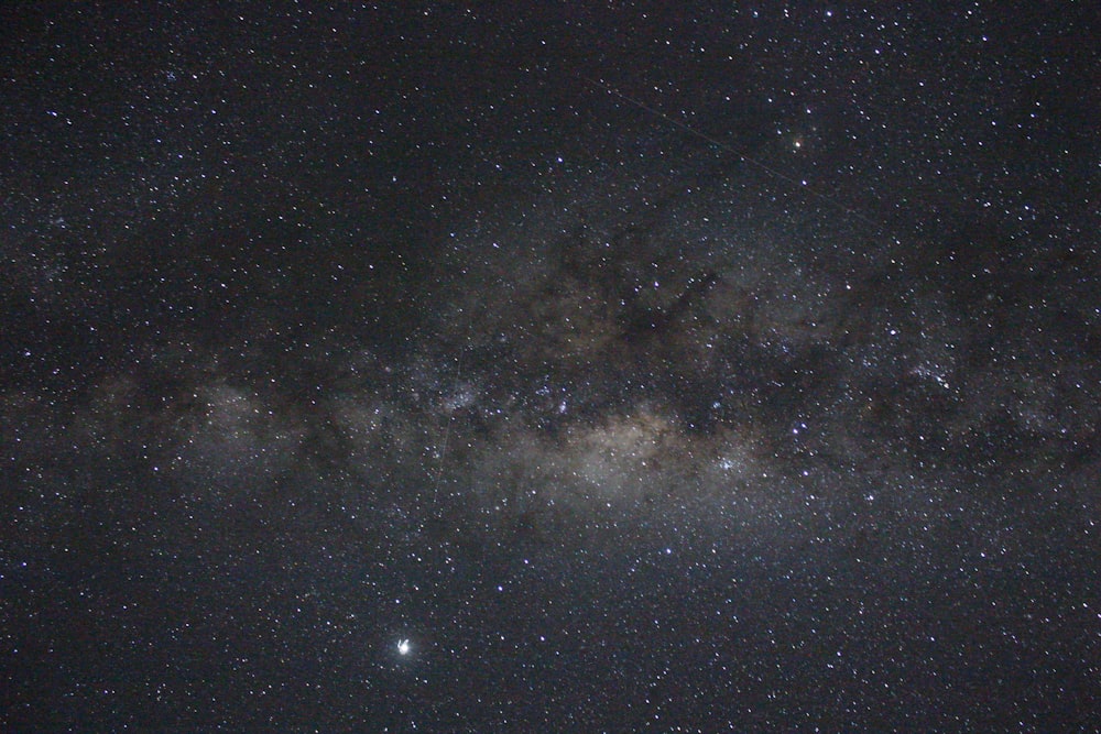 El cielo nocturno con muchas estrellas