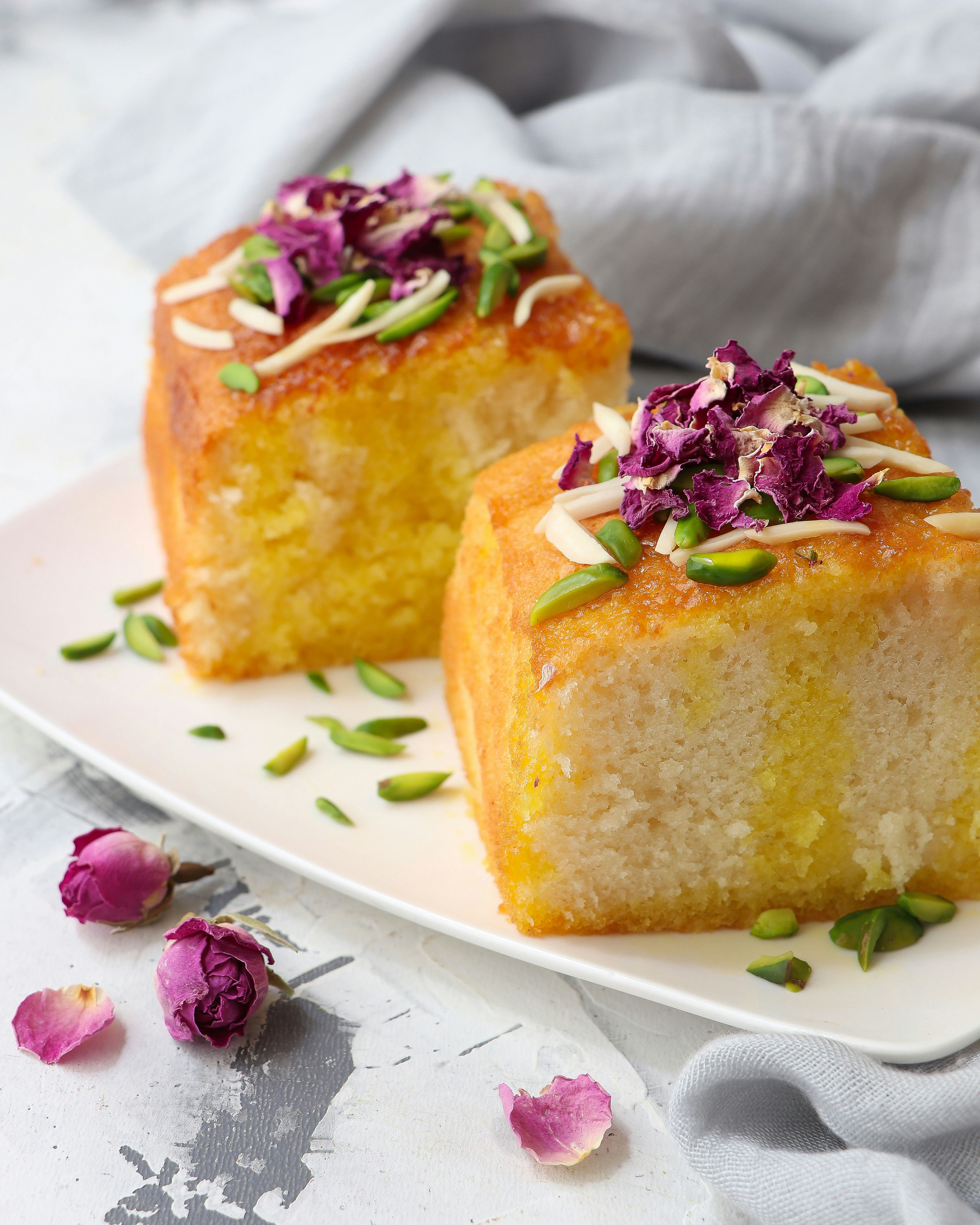 Deux morceaux de gâteau sur une assiette blanche