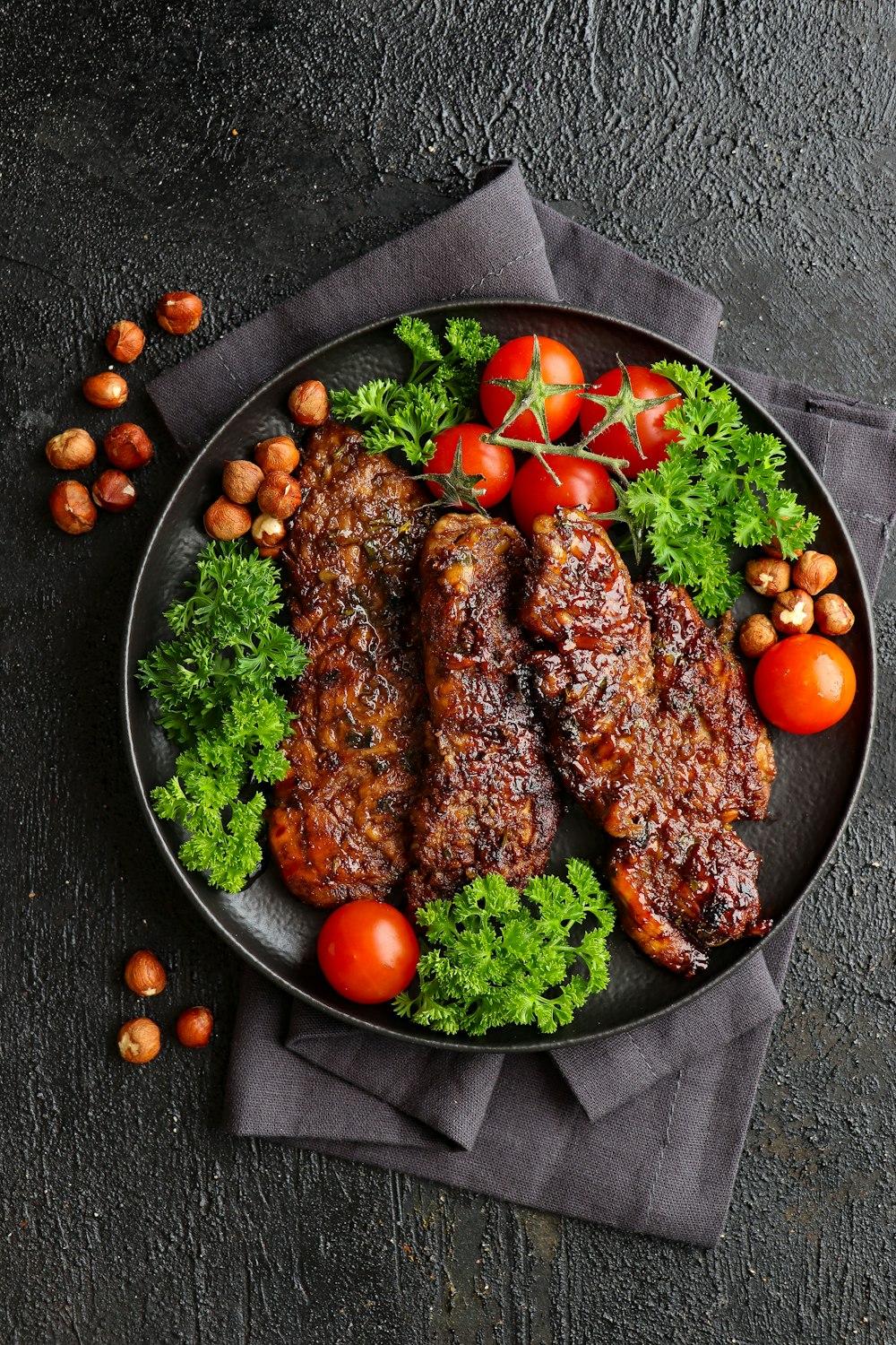 ein Teller mit Fleisch und Gemüse auf einem Tisch